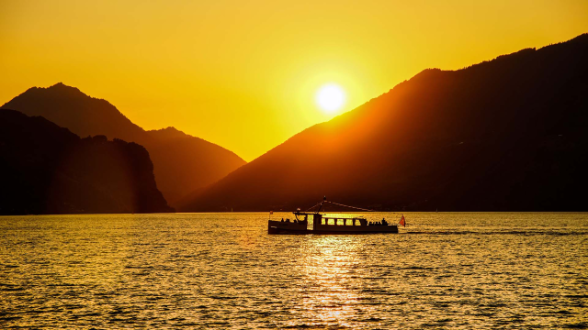Un bateau traverse un lac.